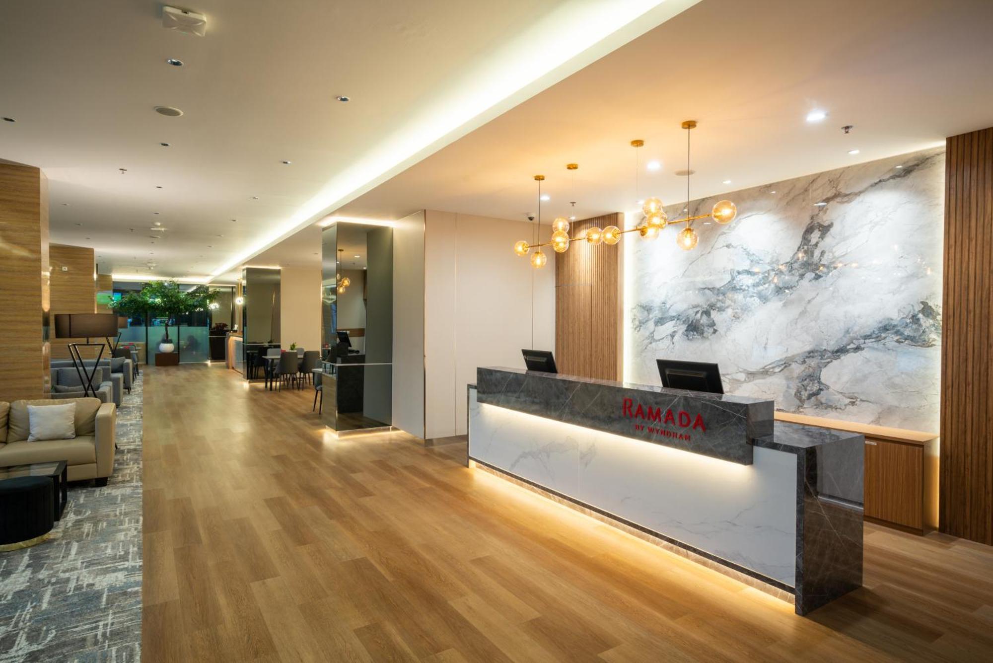 Ramada By Wyndham Serpong Exteriér fotografie